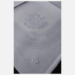 Zwölf Mundtücher mit Rosendekor