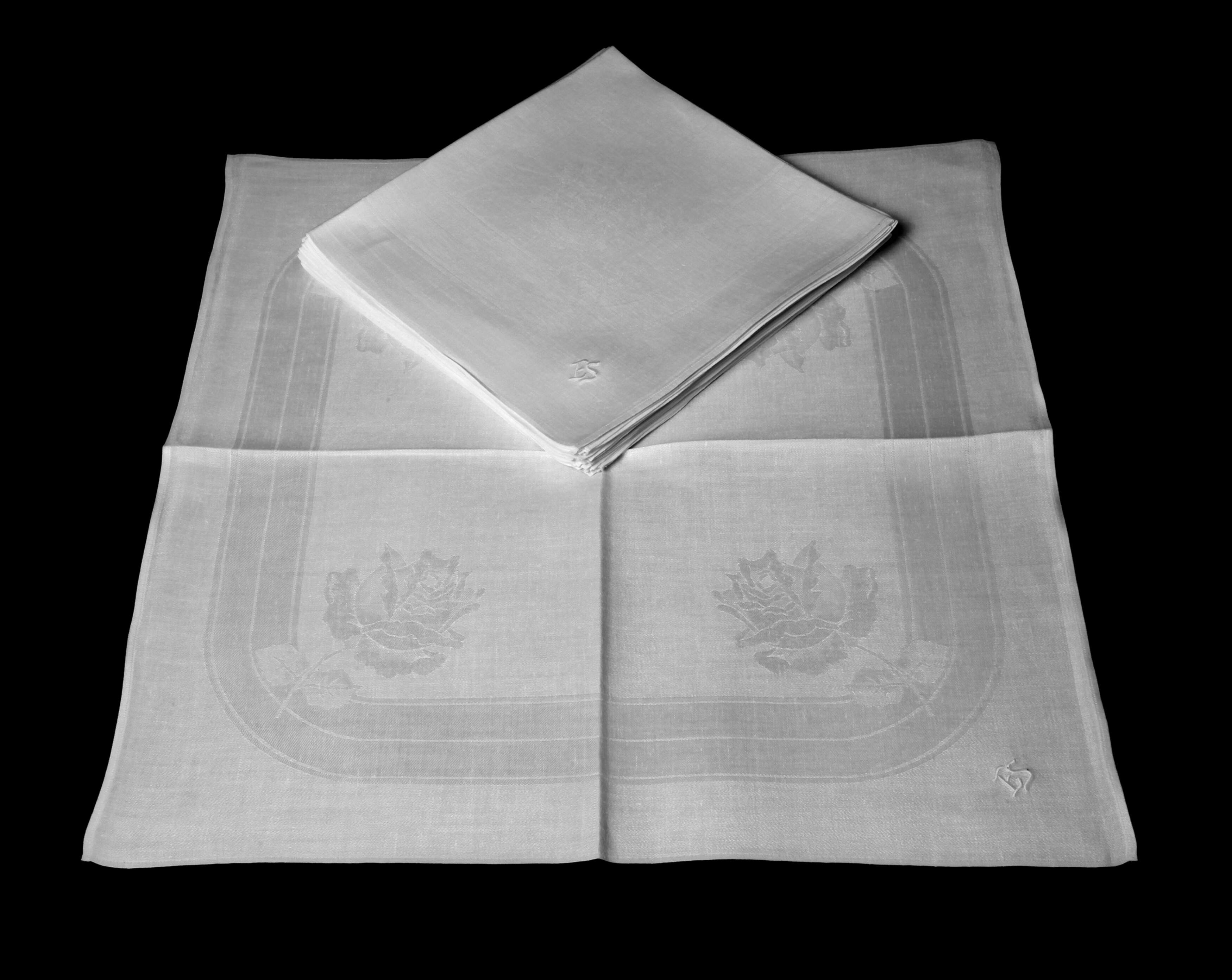 Zwölf Mundtücher mit Rosendekor