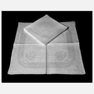 Zwölf Mundtücher mit Rosendekor