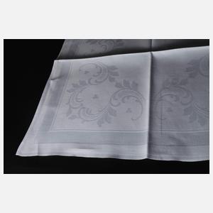 Tafelgarnitur mit Rocaillemuster