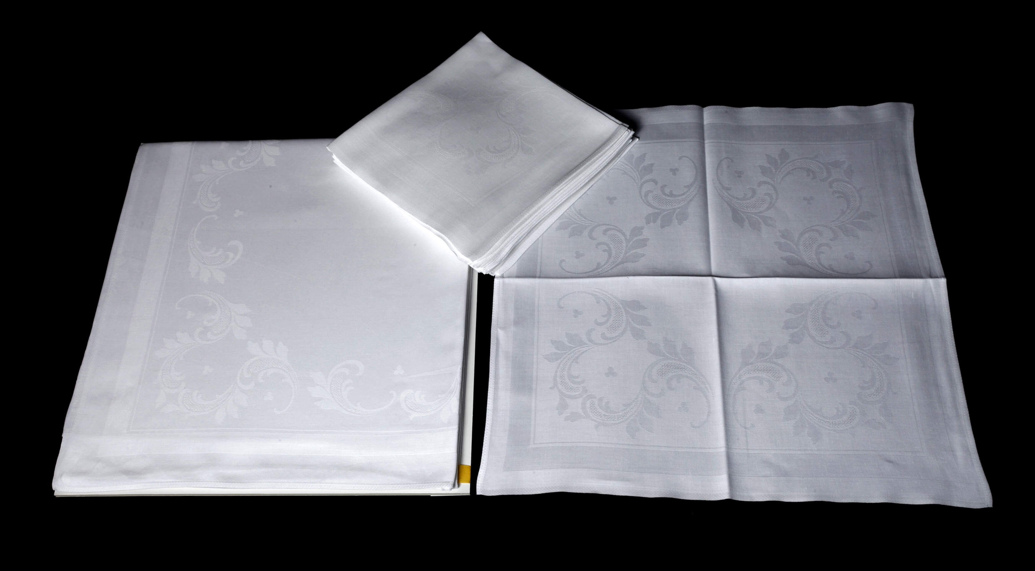 Tafelgarnitur mit Rocaillemuster