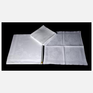 Tafelgarnitur mit Rocaillemuster