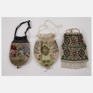 Konvolut Perlbeutel und Kettentaschen