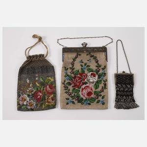 Konvolut Perlbeutel und Kettentaschen