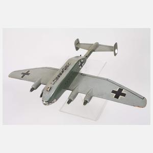 Drei Modell-Kriegsschiffe und Flugzeug