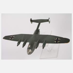 Drei Modell-Kriegsschiffe und Flugzeug