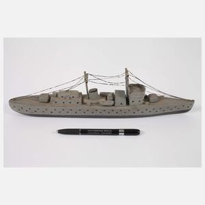 Drei Modell-Kriegsschiffe und Flugzeug