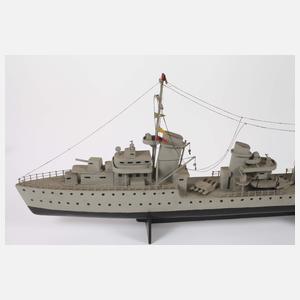 Drei Modell-Kriegsschiffe und Flugzeug