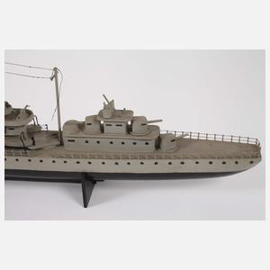 Drei Modell-Kriegsschiffe und Flugzeug