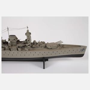 Drei Modell-Kriegsschiffe und Flugzeug