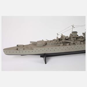 Drei Modell-Kriegsschiffe und Flugzeug