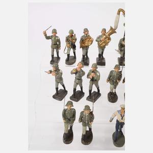 Konvolut Massesoldaten in Parade