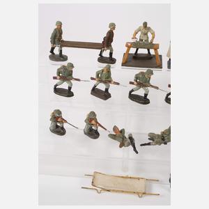 Konvolut Massesoldaten im Gefecht