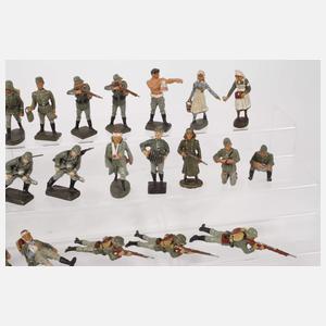 Konvolut Massesoldaten im Gefecht