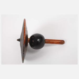 Zwei Holzkreisel und Serviettenring