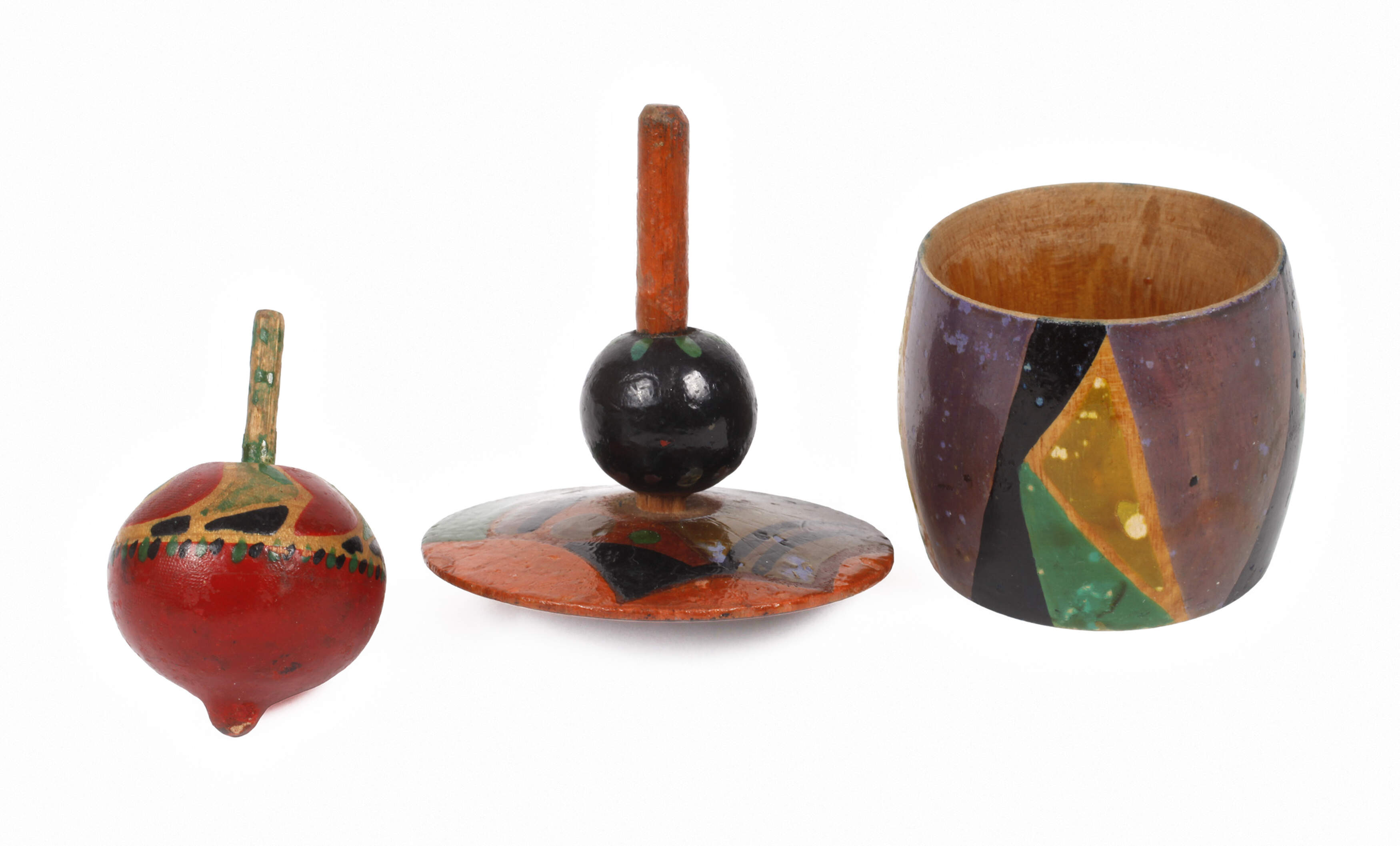 Zwei Holzkreisel und Serviettenring