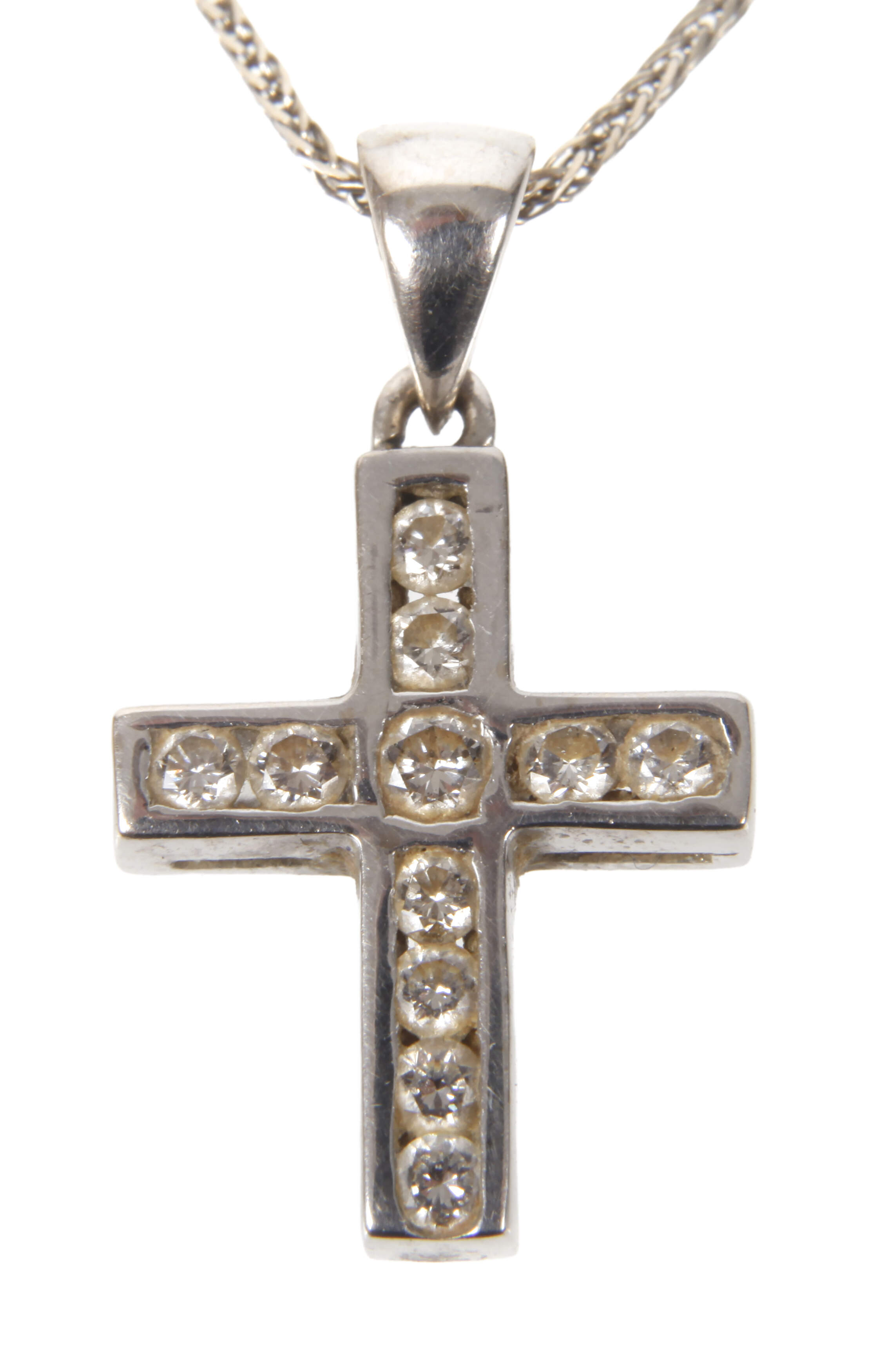 Kreuzanhänger mit Brillanten an Kette