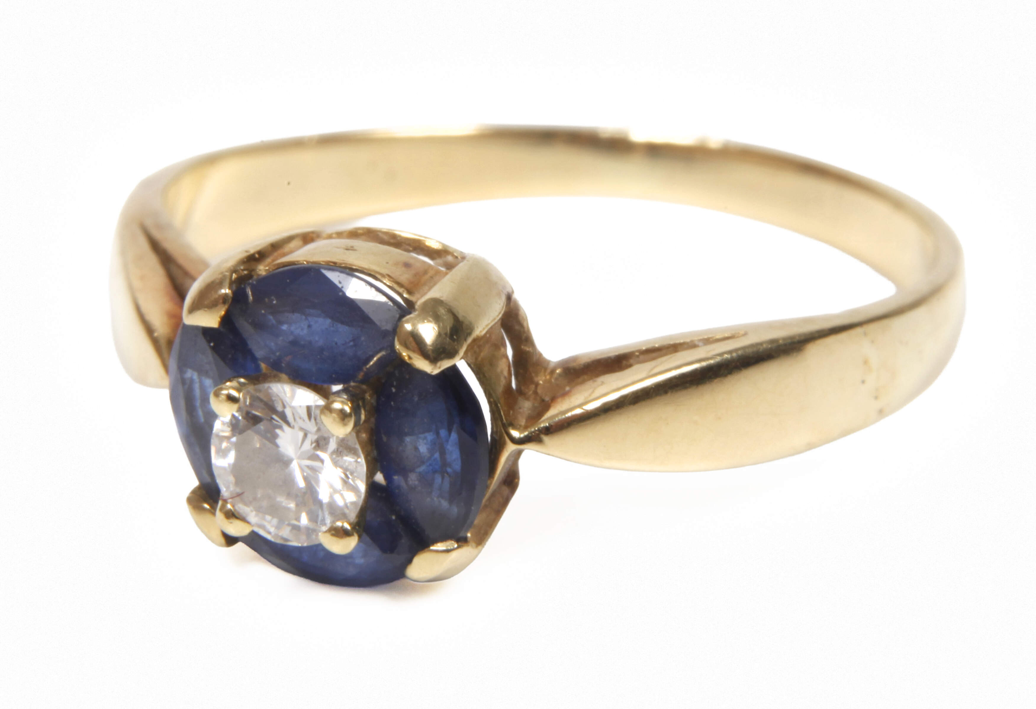 Feiner Damenring mit Brillant und Saphiren