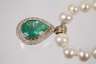 Hochwertiger Smaragdanhänger an Perlenkette