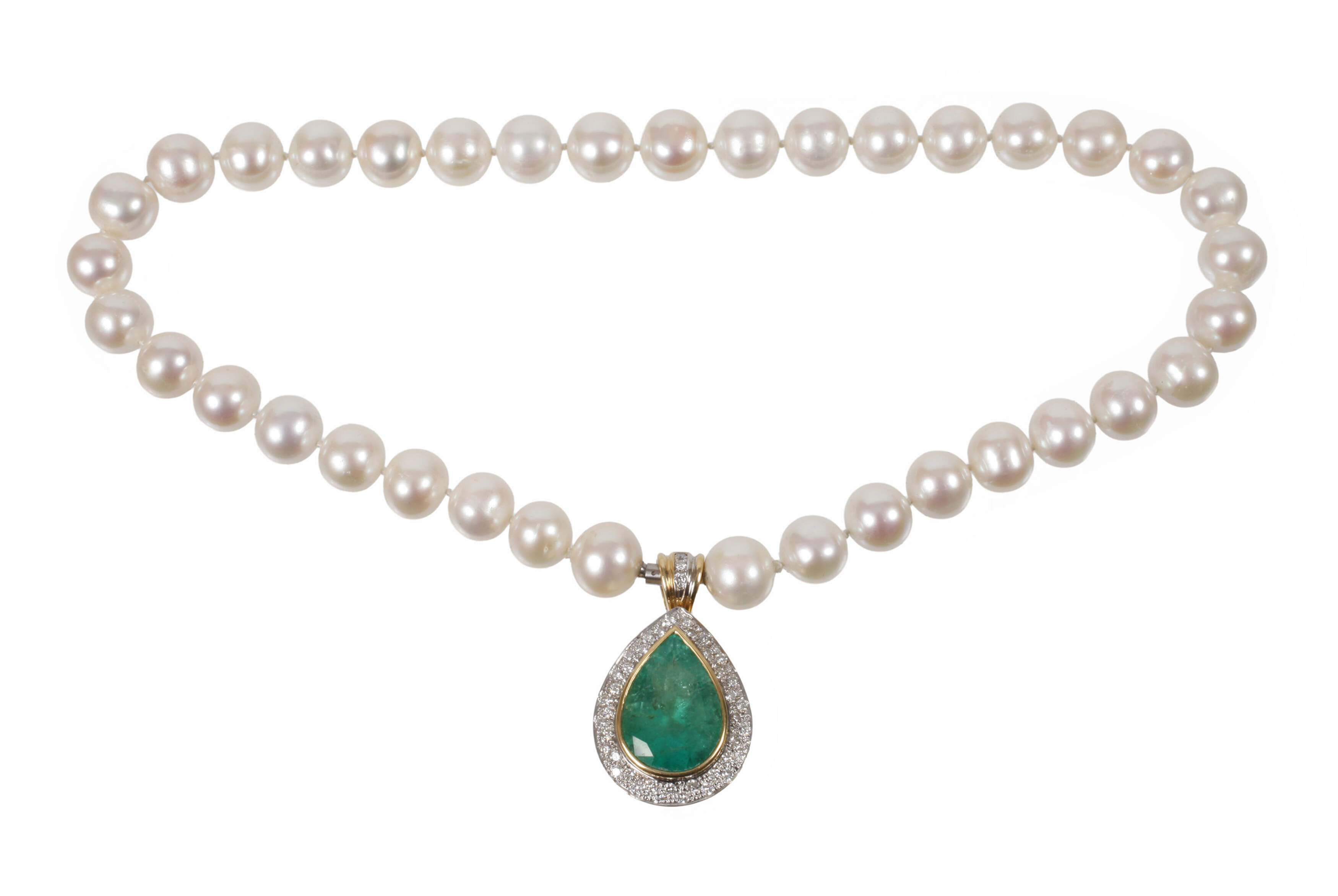Hochwertiger Smaragdanhänger an Perlenkette