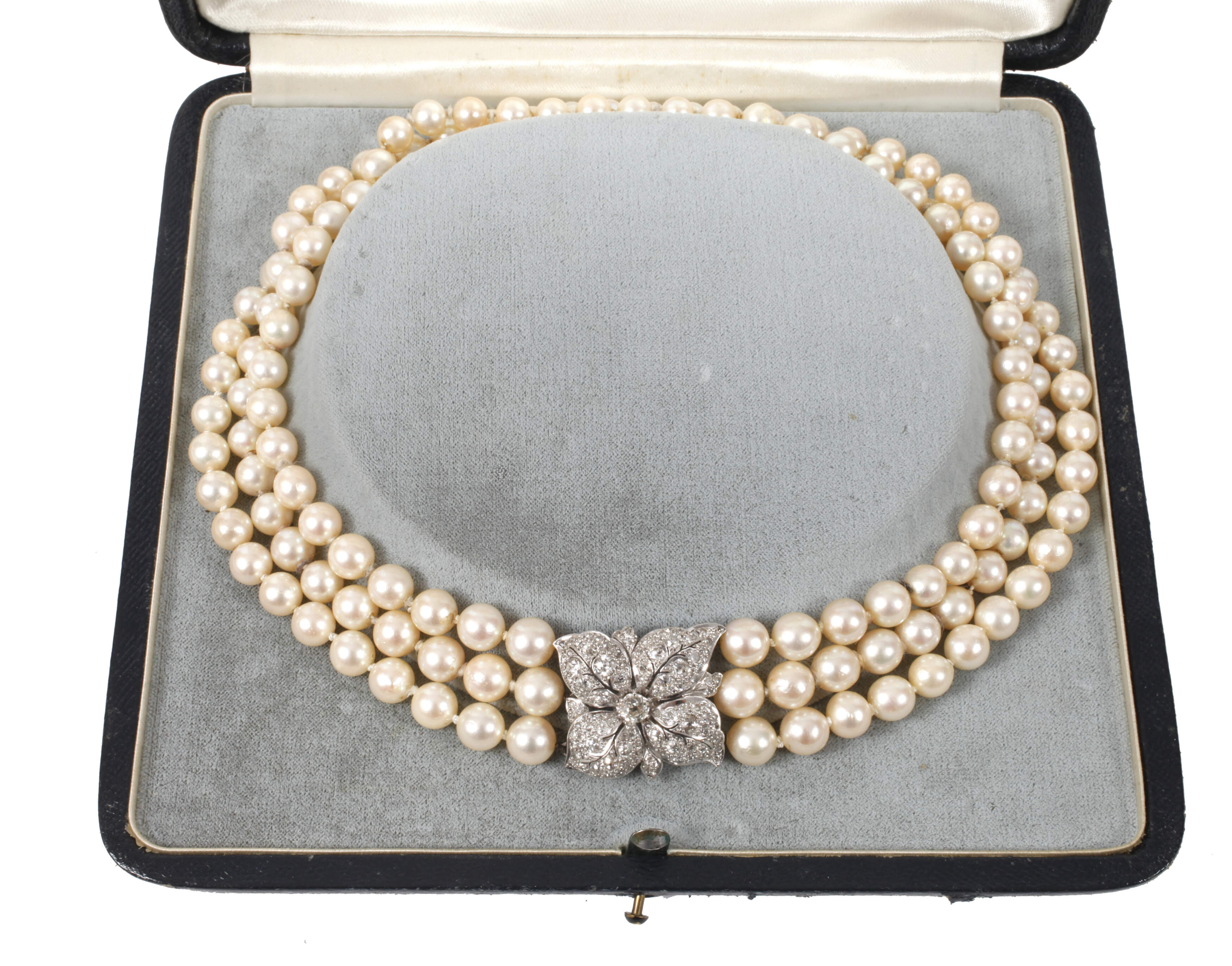 Dreireihiges Perlencollier mit Brillantschließe