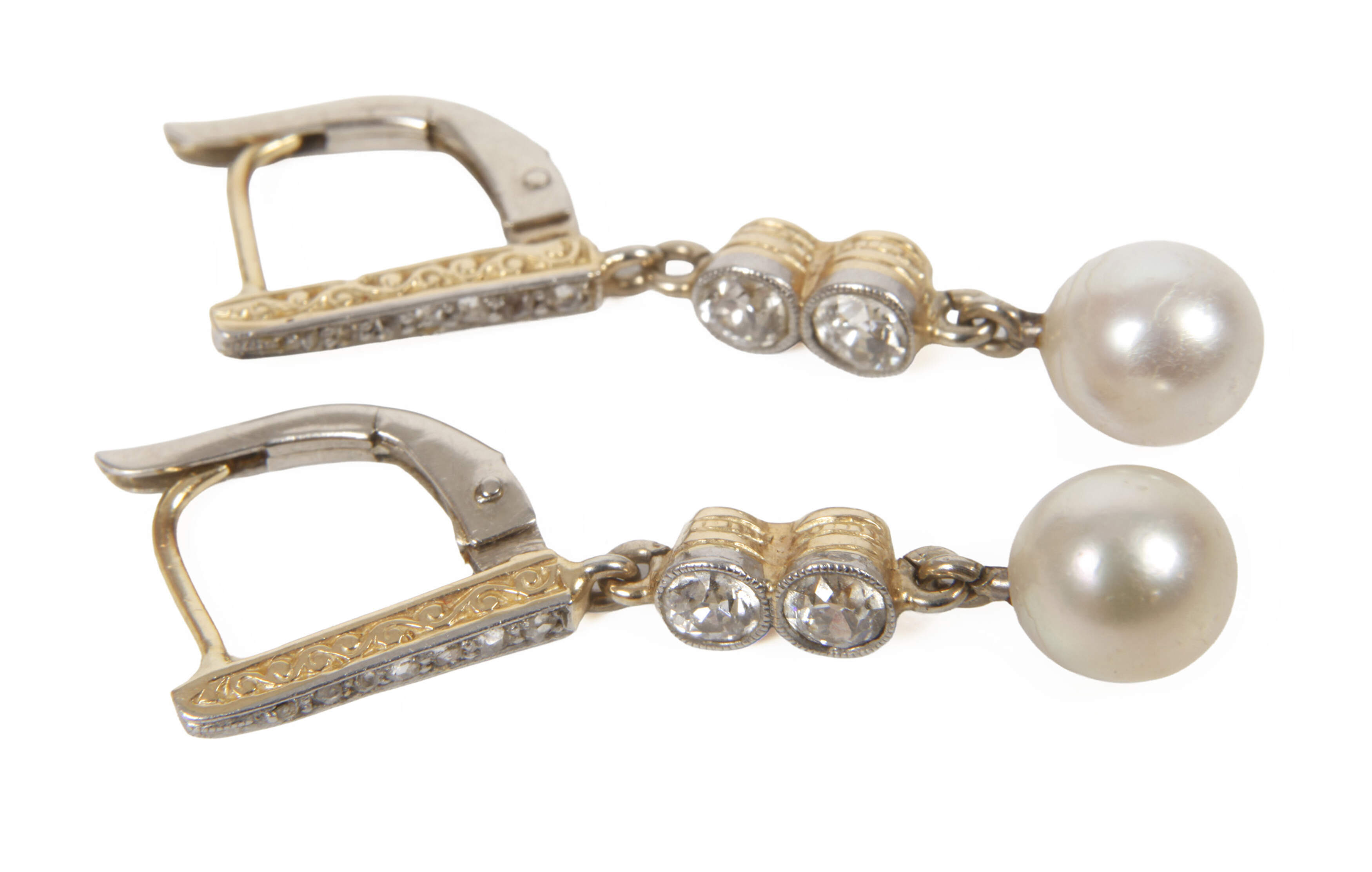 Paar Ohrhänger mit Perle und Diamanten