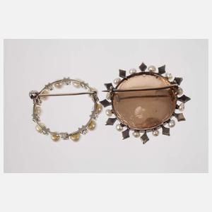 Paar Schmuckbroschen mit Perlen