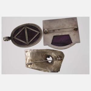 Drei Designer-Schmuckstücke