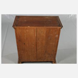 Halbschrank im Renaissancestil