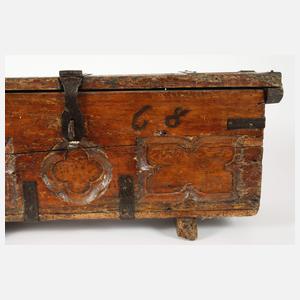 Kleine gotische Truhe 1568