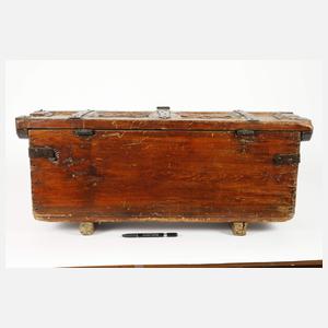 Kleine gotische Truhe 1568