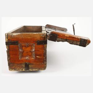 Kleine gotische Truhe 1568