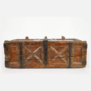 Kleine gotische Truhe 1568