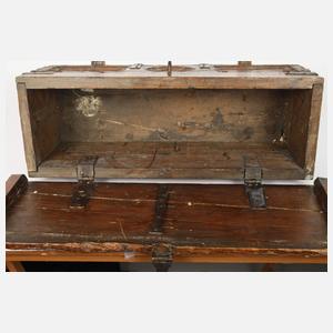 Kleine gotische Truhe 1568