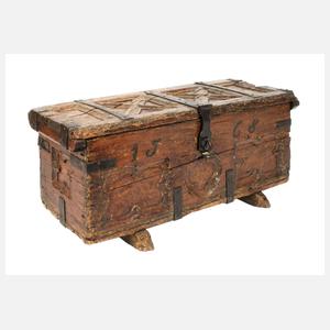 Kleine gotische Truhe 1568