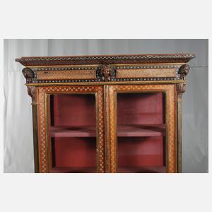 Orientalische Dreiseitenvitrine