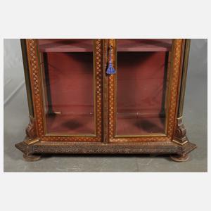 Orientalische Dreiseitenvitrine
