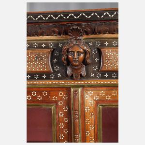 Orientalische Dreiseitenvitrine