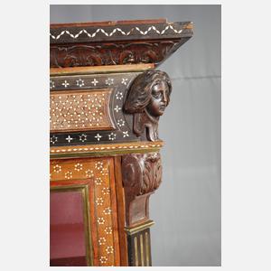 Orientalische Dreiseitenvitrine