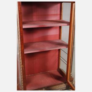 Orientalische Dreiseitenvitrine