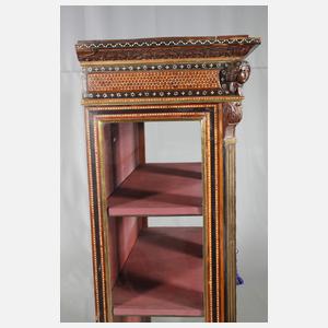 Orientalische Dreiseitenvitrine