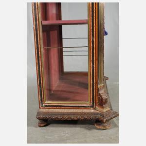 Orientalische Dreiseitenvitrine