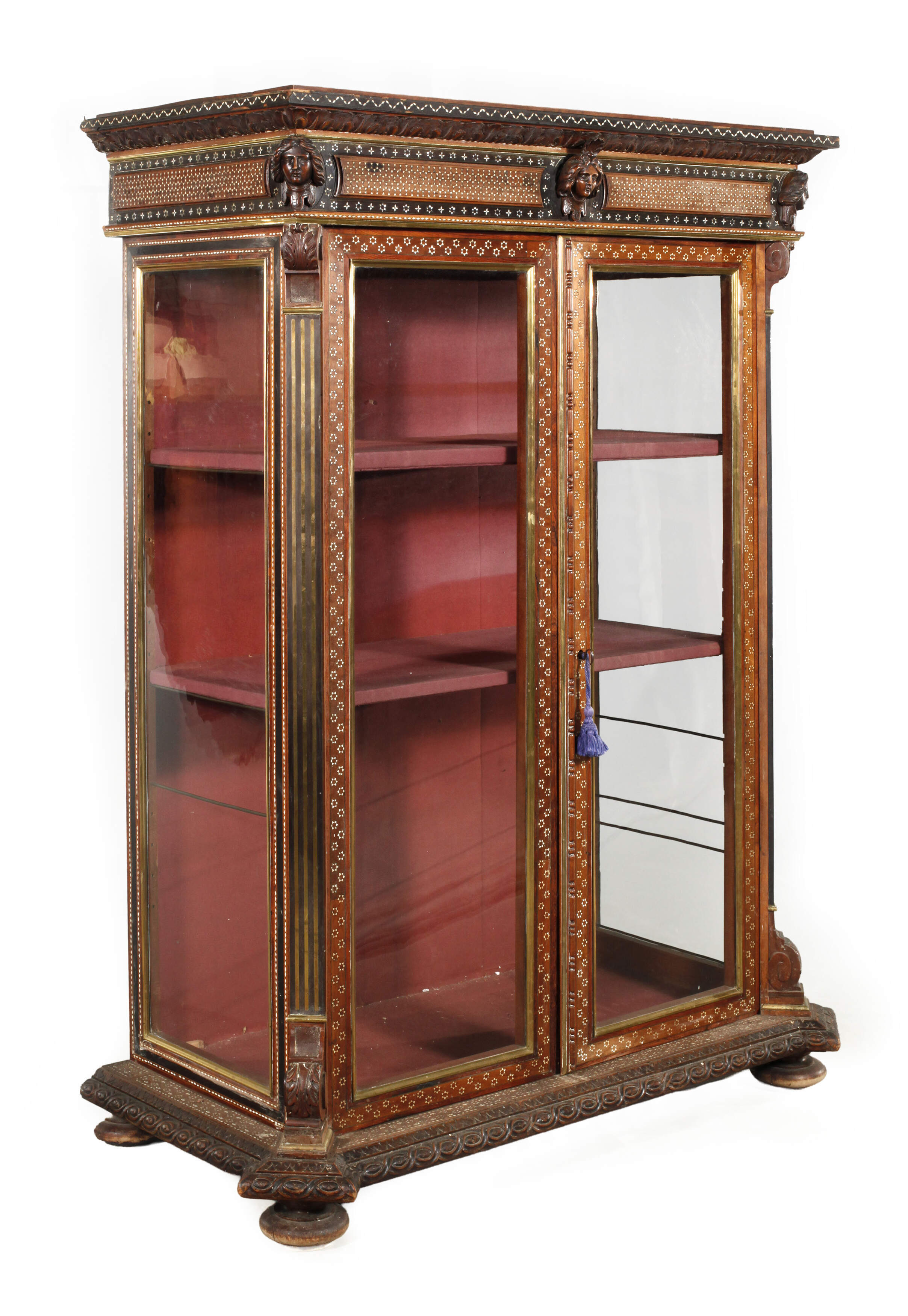 Orientalische Dreiseitenvitrine