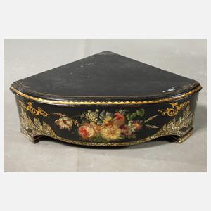 Hohe Eckkonsole mit Lackmalerei