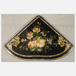 Hohe Eckkonsole mit Lackmalerei