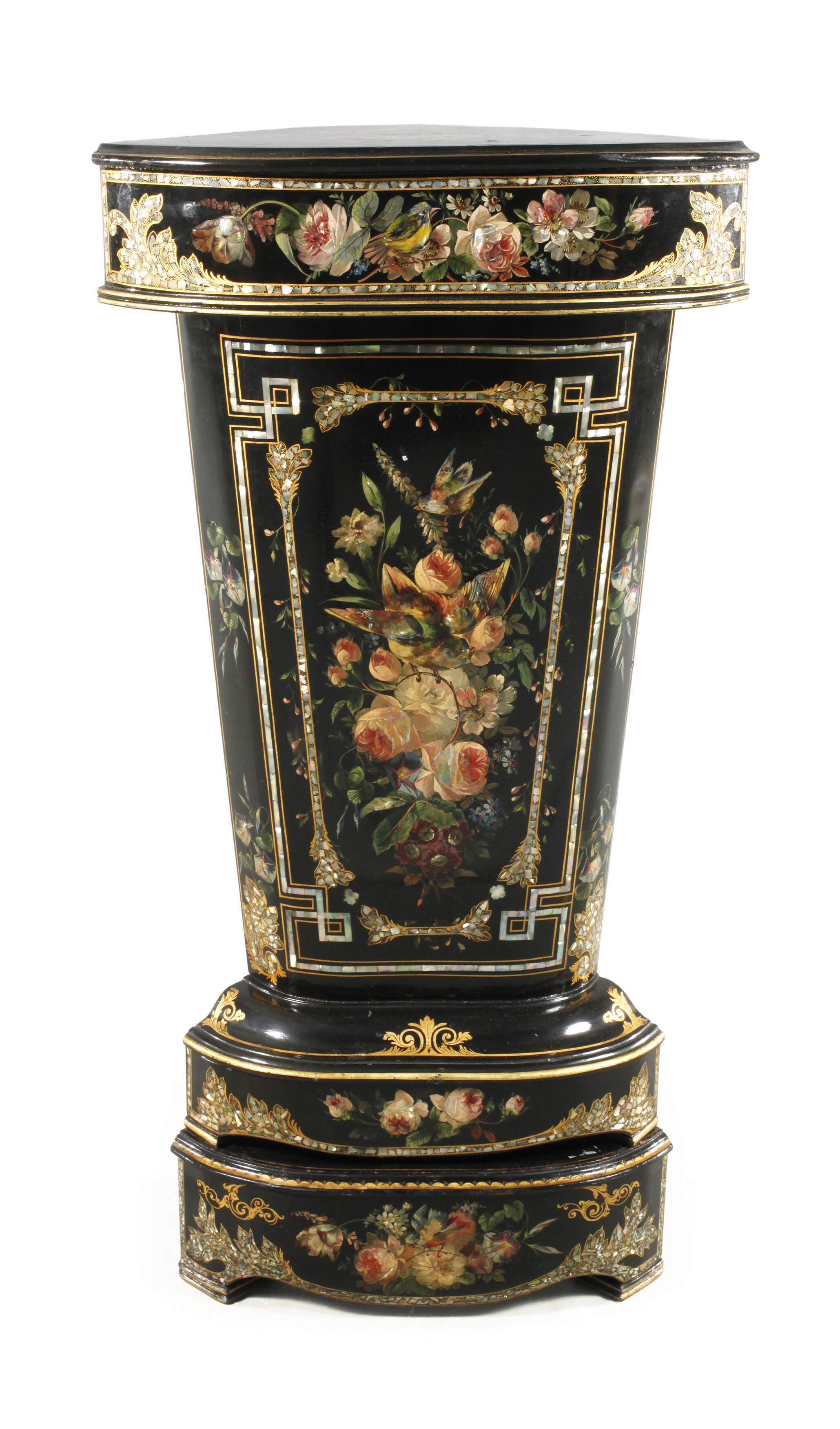 Hohe Eckkonsole mit Lackmalerei