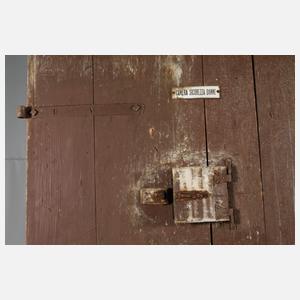 Schwere Gefängnistür