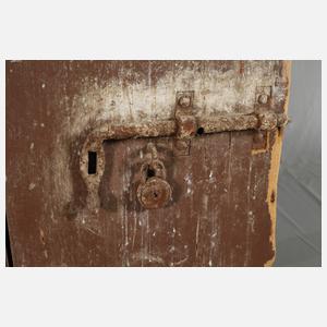 Schwere Gefängnistür