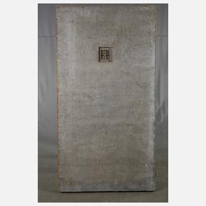 Schwere Gefängnistür