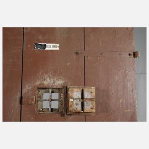 Schwere Gefängnistür